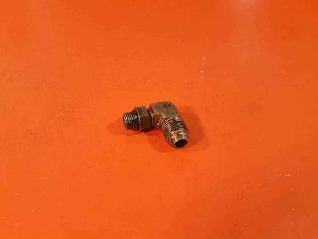 ELBOW FUEL PUMP 90º P/N1: AN822-6