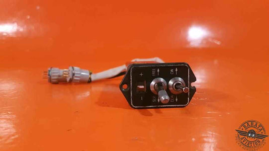 071-1242-06 AlliedSignal KA-51B Slaving Accessory - Caixa externa quebrada