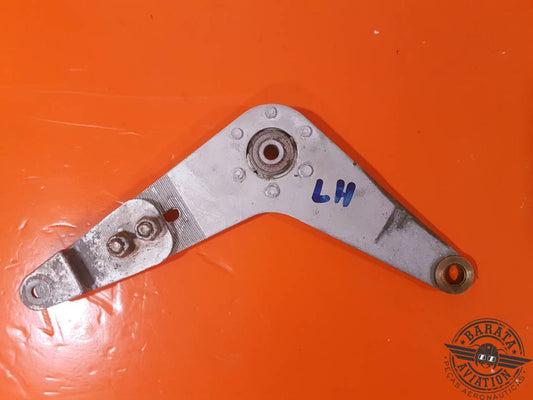 5560001-5 CESSNA BELLCRANK-L/H CONTROL DE COMBUSTIBLE DEL MOTOR