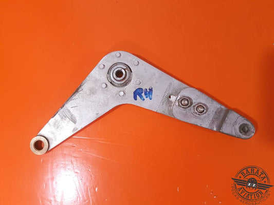 5560001-4 CESSNA BELLCRANK-R/H CONTROL DE COMBUSTIBLE DEL MOTOR