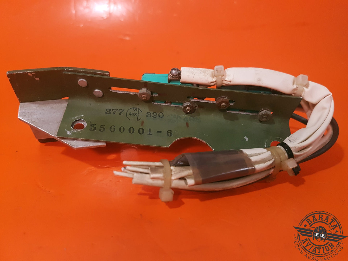 5565800-32 SOPORTE IZQUIERDO PARA MONTAJE DE INTERRUPTOR SISTEMA DE COMBUSTIBLE