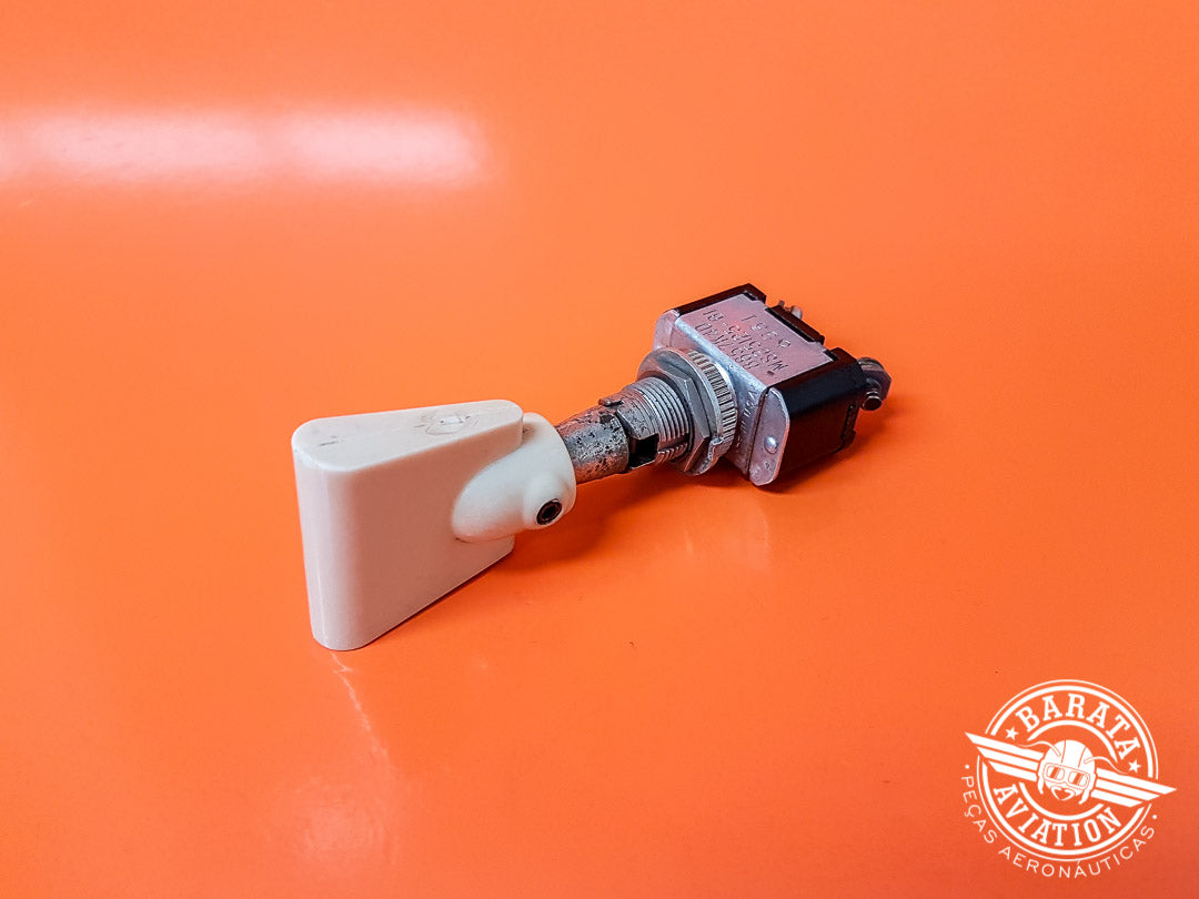 Interruptor de aleta - Indicador de combustible y regulador de voltaje P/N MS25125-BI / 8857K40
