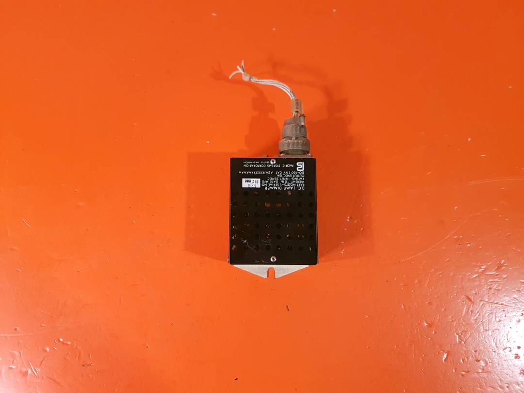 INVERSOR-IZQUIERDO ILUMINACIÓN DEL PANEL INST 5 V CC REGULADOR DE LÁMPARA P/N: 273-1