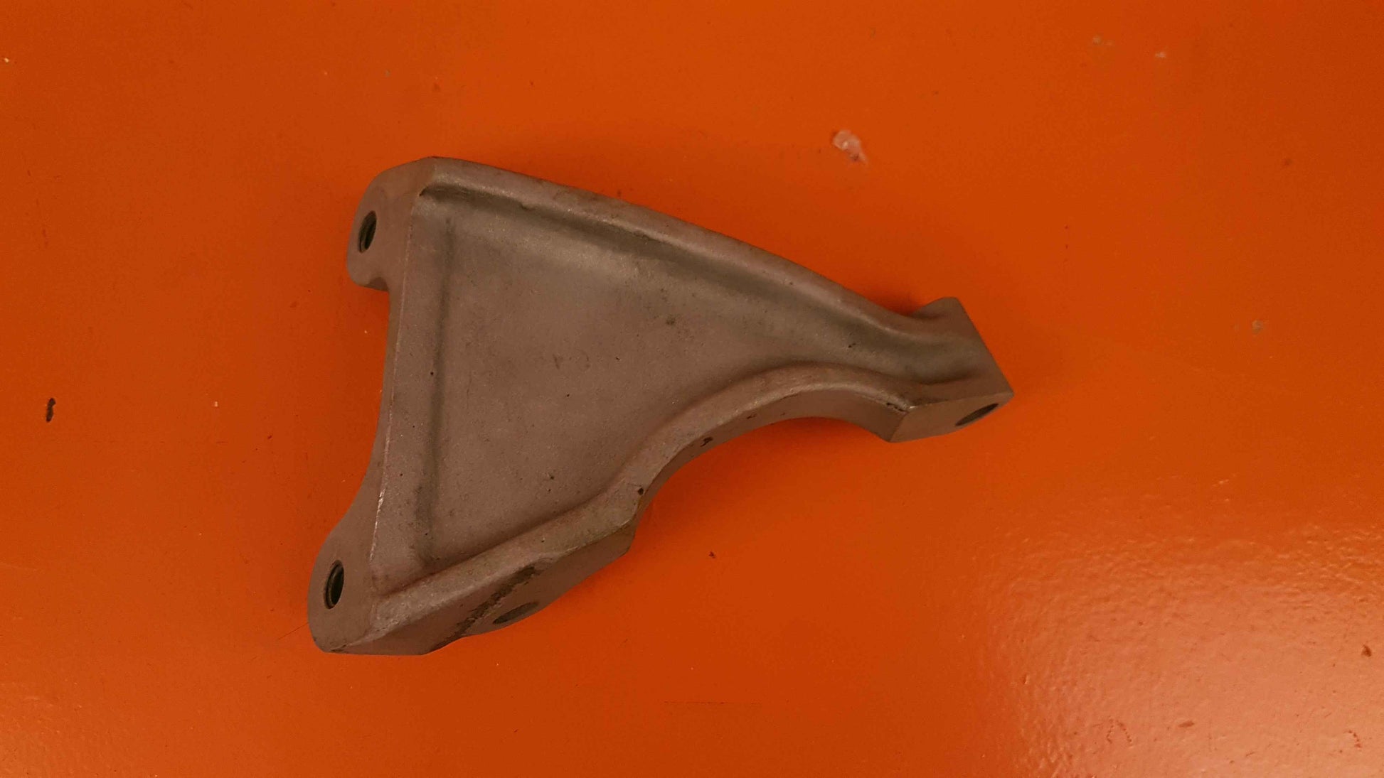 536037 Continental L/H Bracket, Manifold Riser