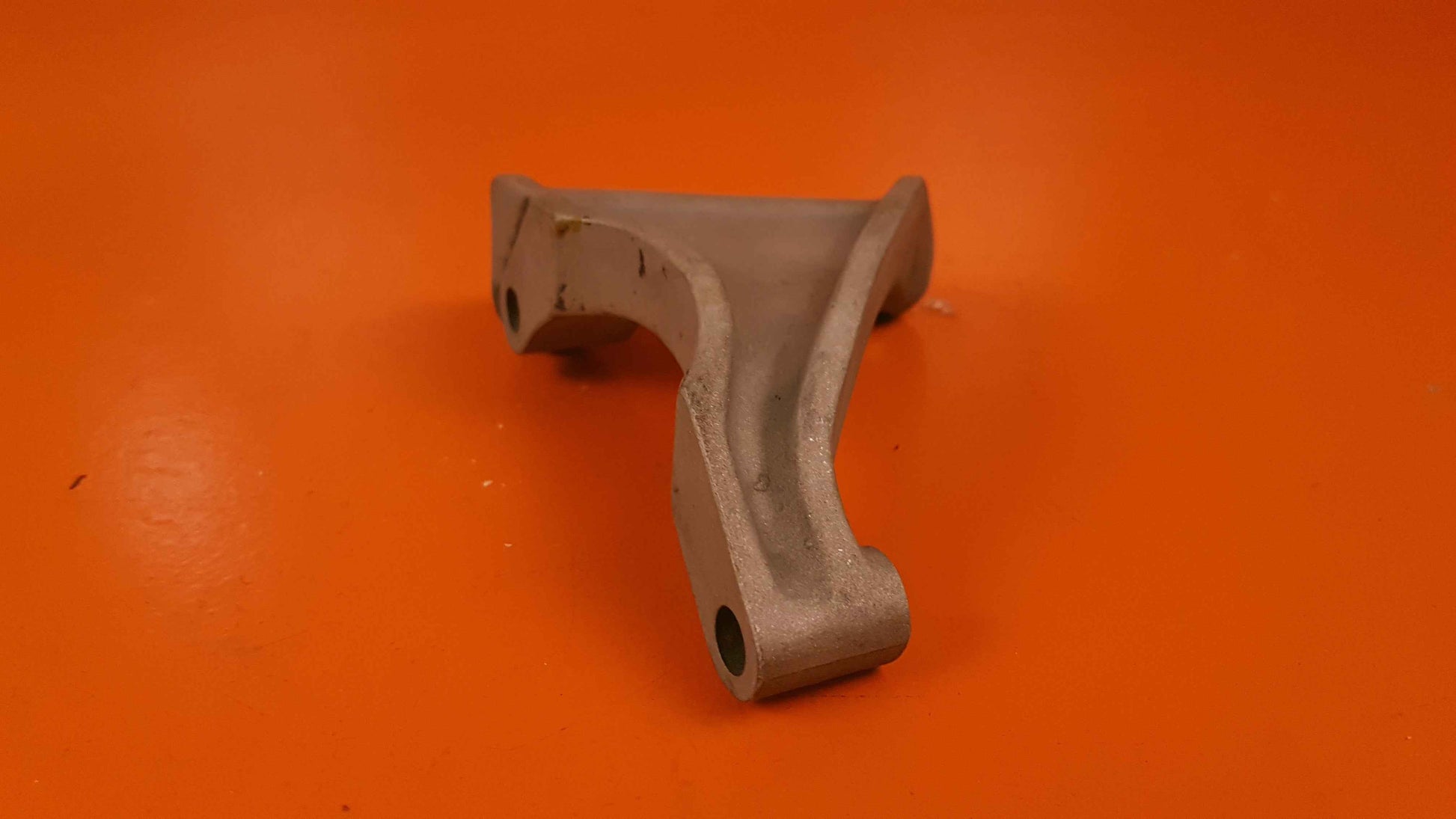 536037 Continental L/H Bracket, Manifold Riser