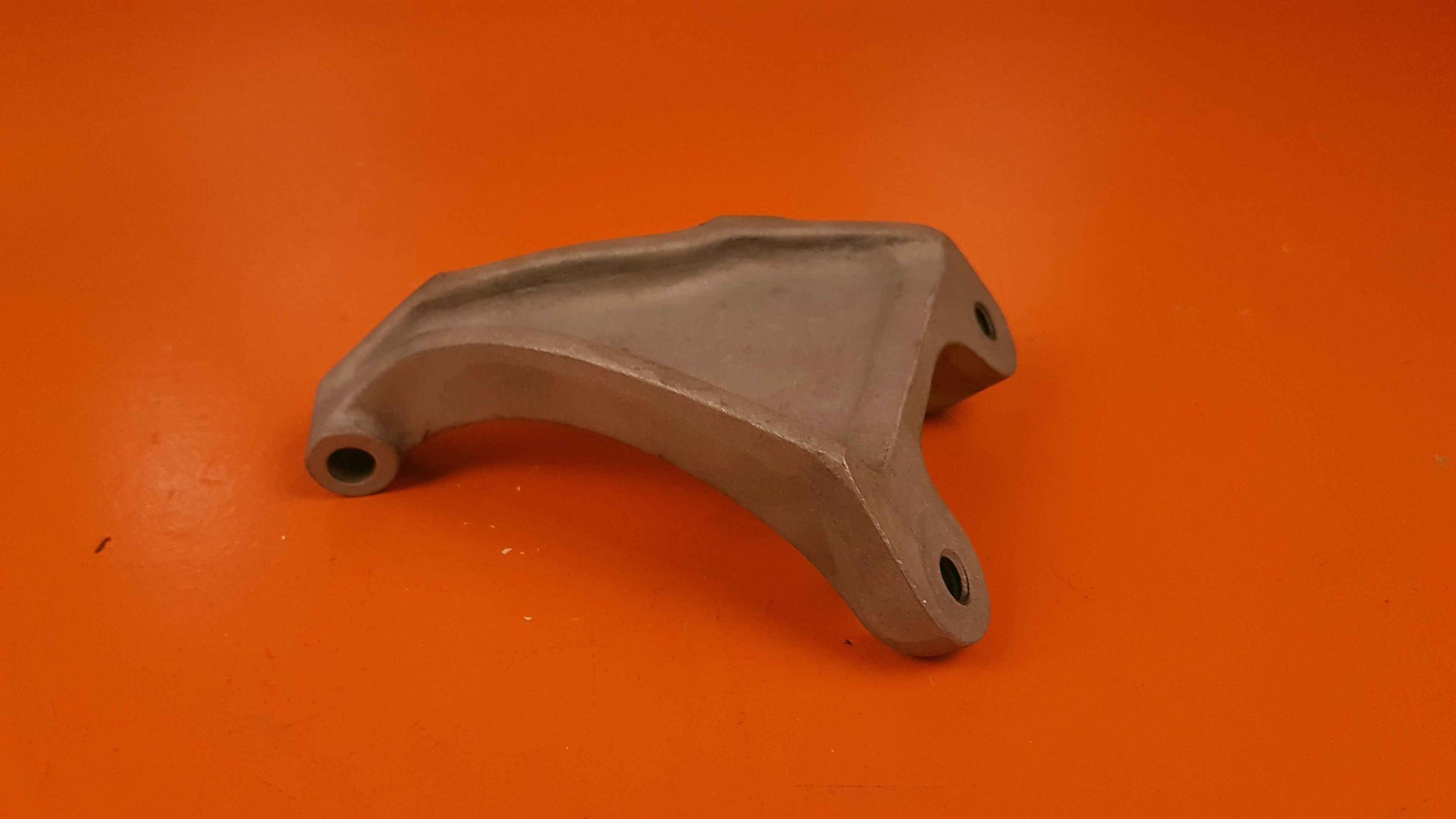 536037 Continental L/H Bracket, Manifold Riser