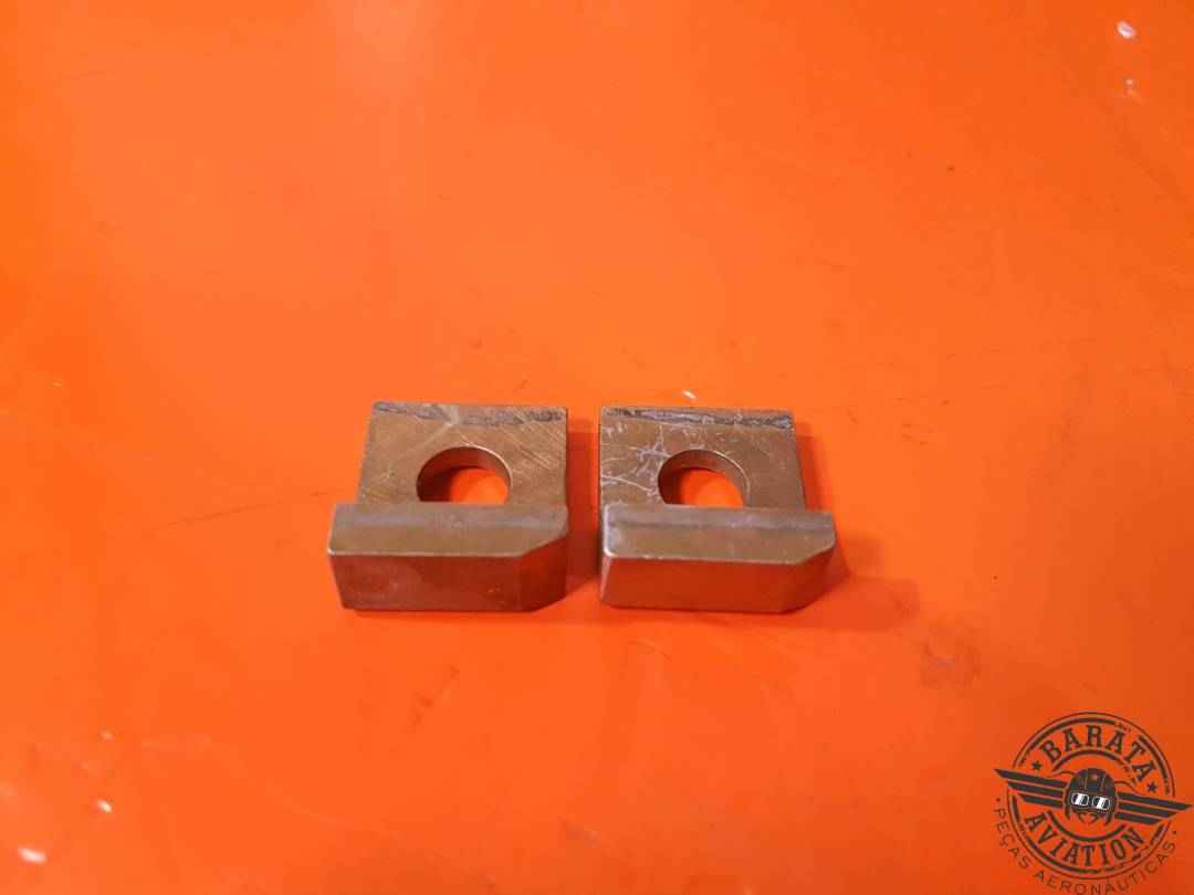 SET FOR ONE CYLINDER, 2 PIECES BRACKET STUD CYLINDER " L' SHAPE P/N: 646298