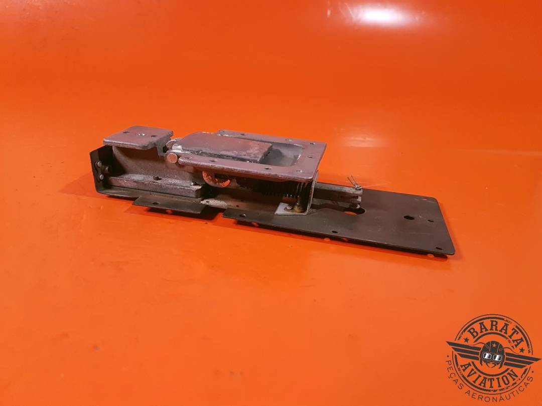 CONJUNTO DE PESTILLO DE PUERTA DE CABINA IZQUIERDO N.° DE PUNTO: 0413387-3