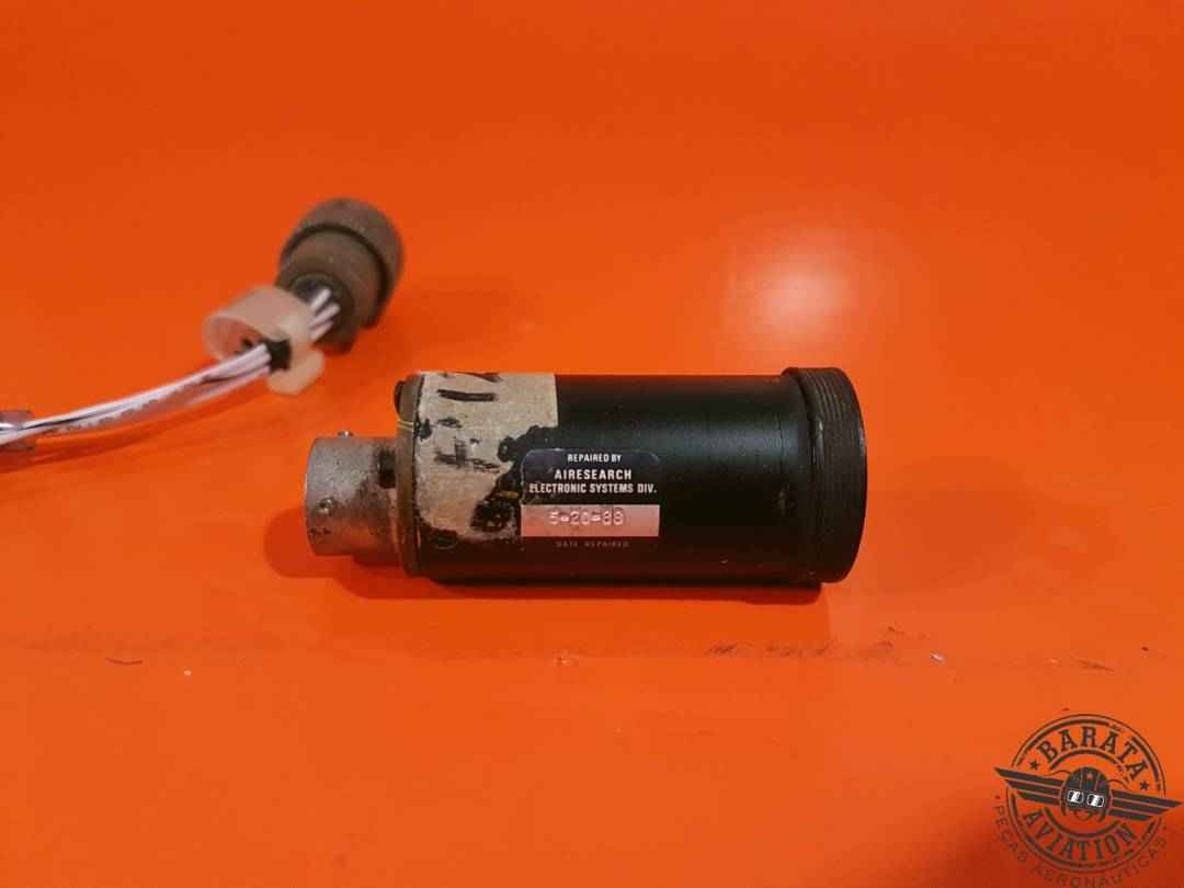 AIRESEARCH RIGHT ENGINE SYNC INDICATOR W/ CONNECTOR P/N: 2101366-1