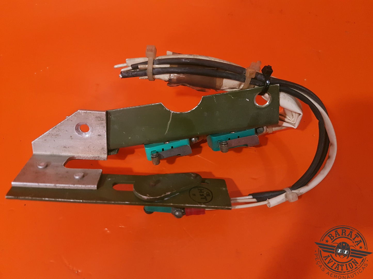 5565800-32 SOPORTE IZQUIERDO PARA MONTAJE DE INTERRUPTOR SISTEMA DE COMBUSTIBLE