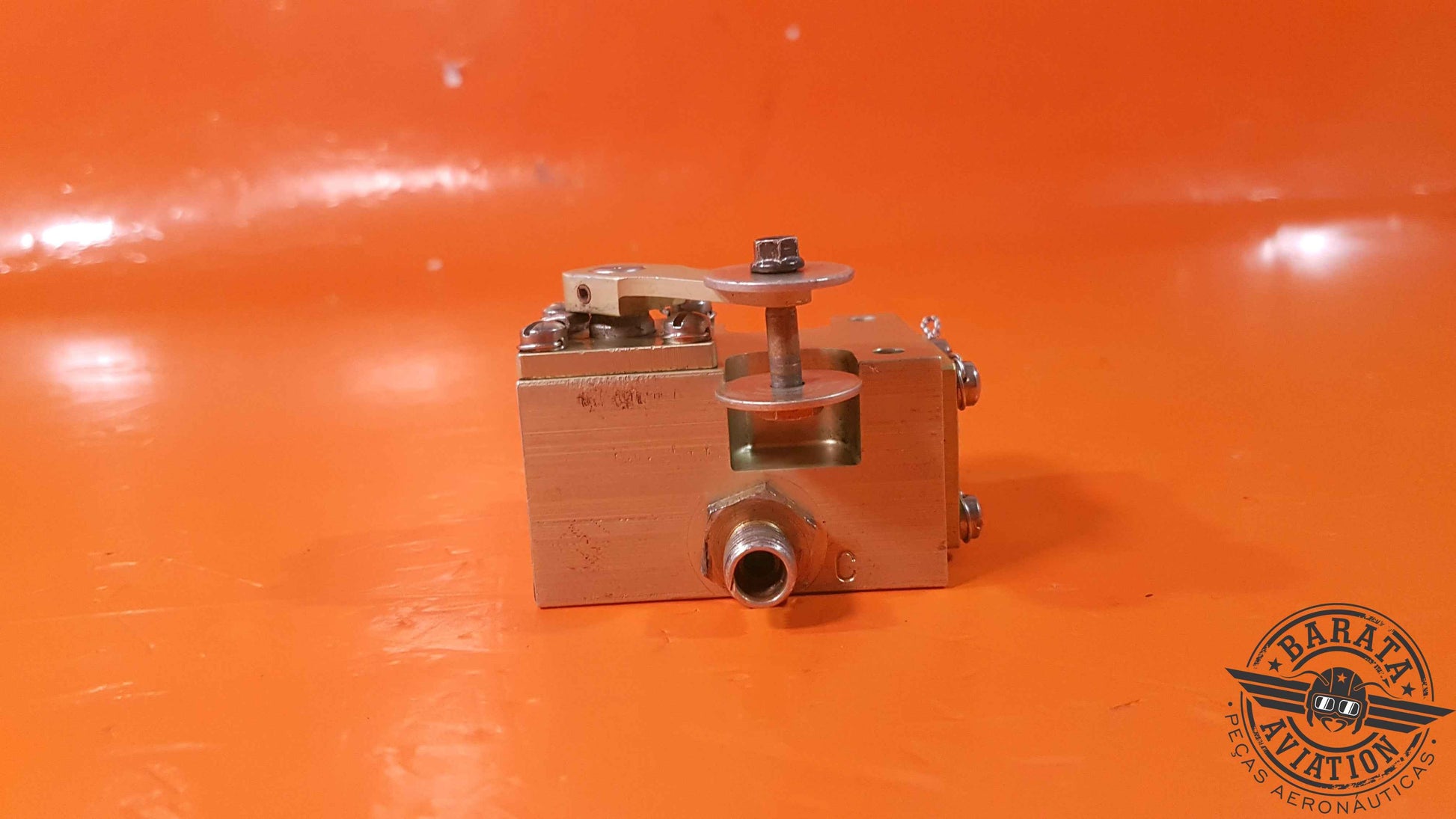 68990   Sterer Valve Hyd 3 Way 2 Positions